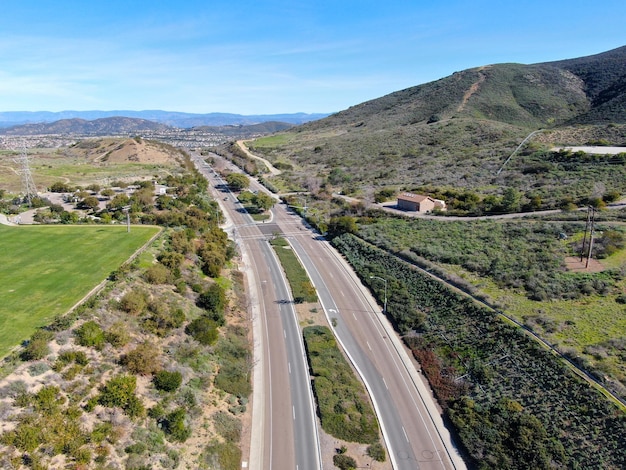 Curvando a estrada e downhill com casas no subúrbio de San Diego Califórnia EUA