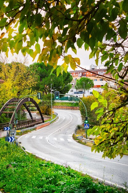 Curvas na estrada M413 junto a uma ponte pedonal de madeira em Arroyomolinos Espanha