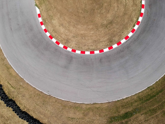 Vista aérea da pista de kart durante a corrida vários karts de corrida  competem em uma pista especial