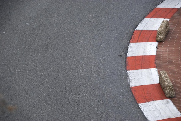 Foto curvas vermelhas e brancas da pista de corrida de fórmula 1 de monte carlo