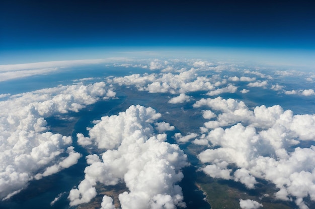 Curvatura del planeta TierraToma aéreaCielo azul y nubes