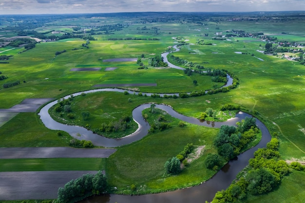 Curvy Nida River na Polônia Drone View na temporada de primavera