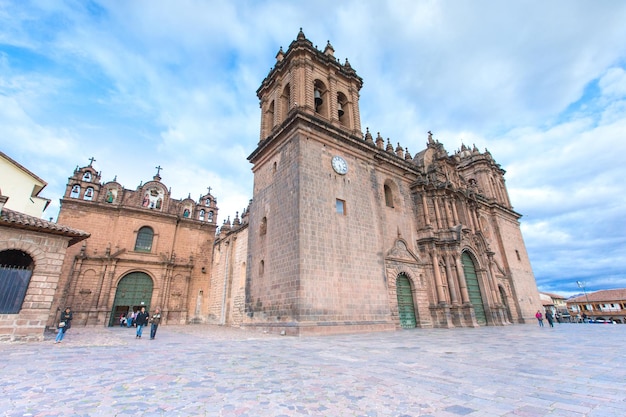 CUSCO PERUNOV 9 Catedral de Santo Domingo em 9 de novembro de 2015 em Cusco Peru O edifício foi concluído em 1654 quase cem anos após o início da construção