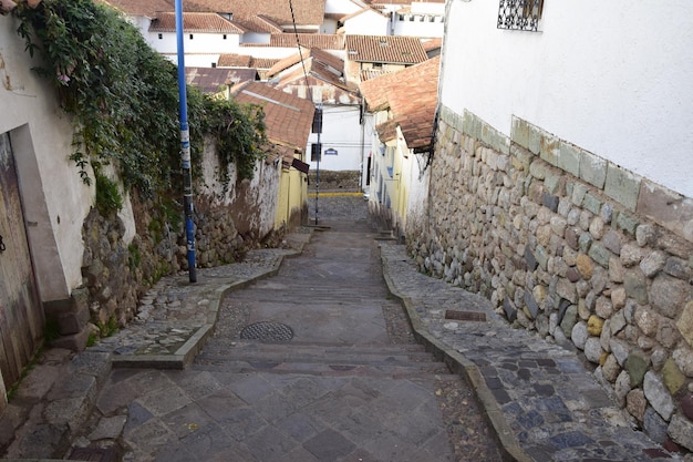 Cusco-Straße mit schöner alter Architektur Gepflasterte Straße der Altstadt von Cusco