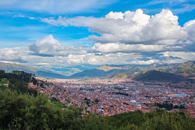 Cusco, vista del centro y paisaje urbano de la ciudad y las montañas desde arriba, Perú, América del Sur