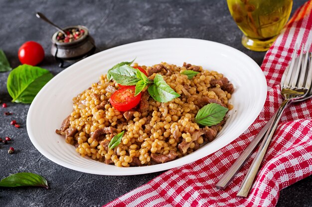 Cuscús israelí con carne de res.