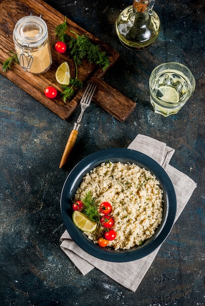 Cuscús con verduras y hierbas frescas.