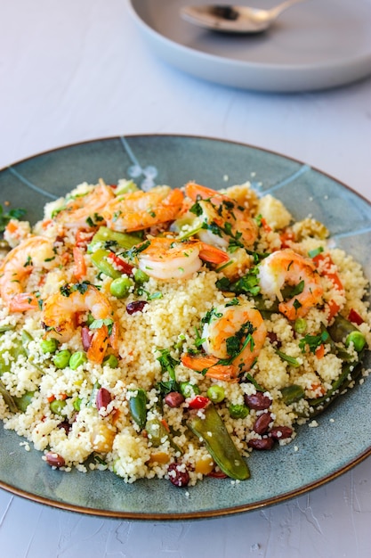 Cuscús con verduras y langostinos.