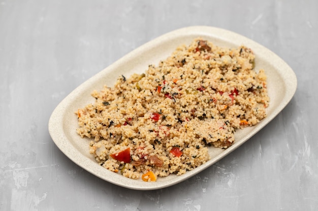 Cuscús con verduras en un plato de cerámica