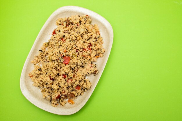 Cuscús con verduras en un plato en verde