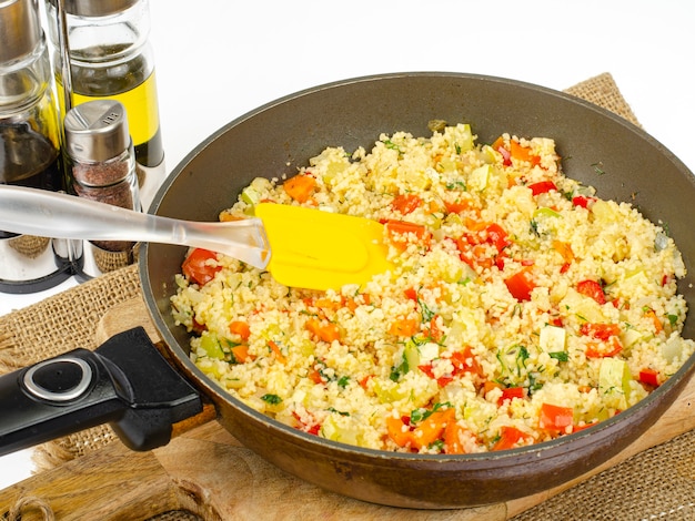 Cuscús con verduras en sartén. Plato de cocina marroquí.