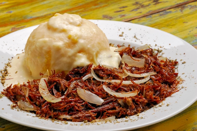 Cuscuz brasileiro com queijo derretido e carne de sol desfiada prato típico do nordeste do brasil