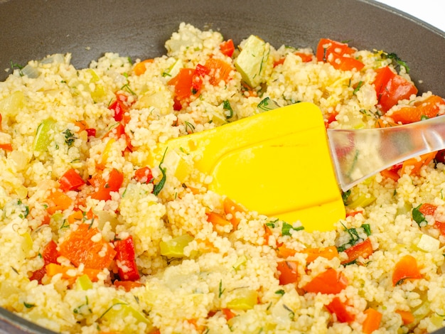 Foto cuscuz com legumes na frigideira. prato da cozinha marroquina.