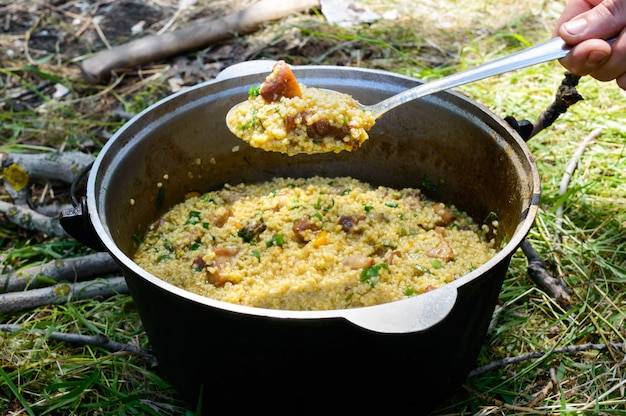 Cuscuz delicioso com carne e legumes