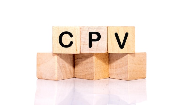 Custo CPV por visualização Letras da palavra CPV em blocos de madeira isolados em um fundo branco