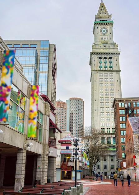 Custom House Tower e Faneuil Hall Marketplace no centro de Boston, Massachusetts, Estados Unidos. Pessoas no fundo.