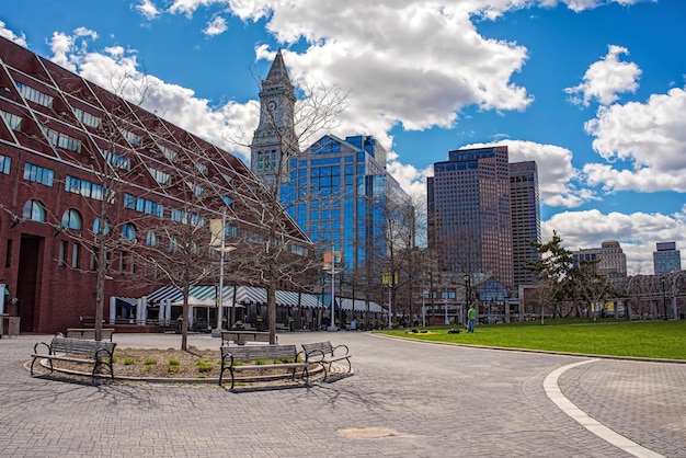 Custom House Tower y Long Wharf de Boston, Massachusetts, Estados Unidos. gente en el fondo