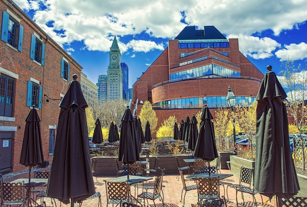 Custom House Tower y street cafe con sombrillas en Long Wharf de Boston, Massachusetts, Estados Unidos.