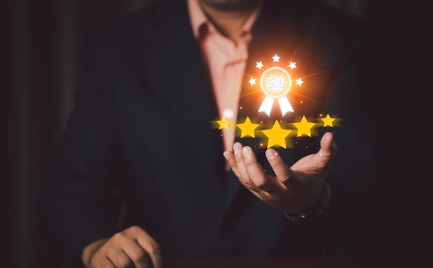 Customer Experience Concept Best Excellent Services for Satisfaction präsentiert von Open Hand des Kunden, der eine Fünf-Sterne-Bewertung gibt