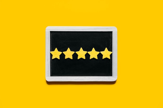 Customer Experience Review Konzept fünf gelbe Sterne ausgezeichnete Bewertung im Rahmen auf gelbem Hintergrund