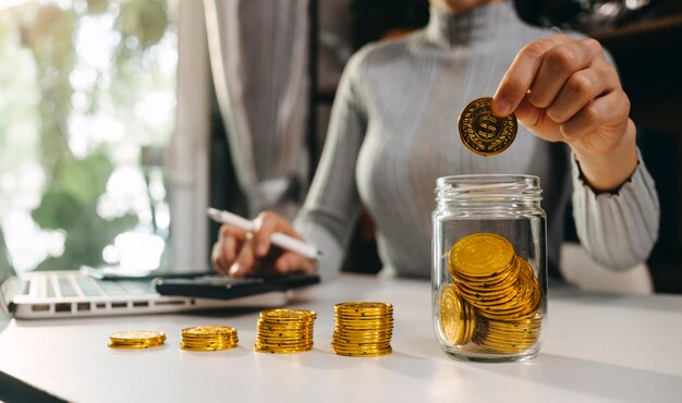 Custos de cuidados de saúde e taxas de médico inteligente usou uma calculadora para custos médicos em hospital moderno