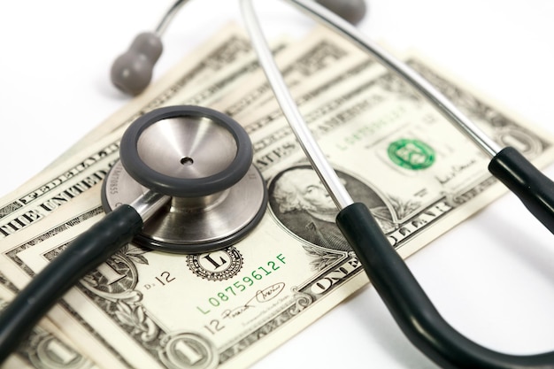 Custos de cuidados de saúde Símbolo de estetoscópio e dinheiro para custos de cuidados de saúde ou seguro médico