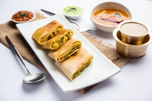 Cut masala dosa ou spring dosa é uma refeição do sul da índia servida com sambhar e chutney de coco