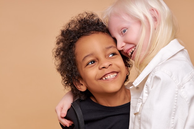 Cute adorables niños diversos sonriendo juntos aislados