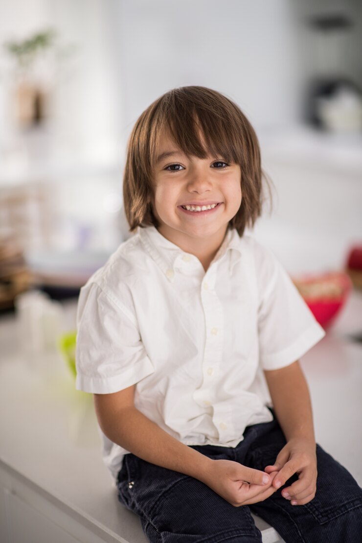 Foto cute adorável menino na cozinha