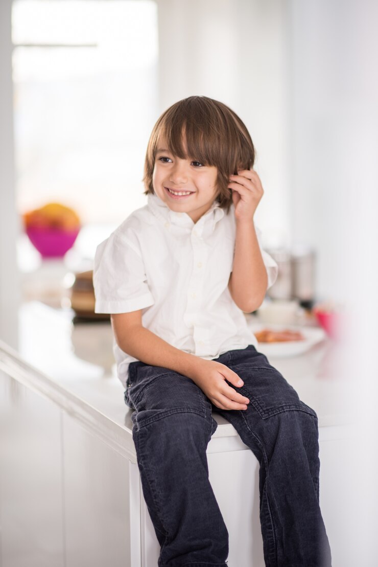 Foto cute adorável menino na cozinha