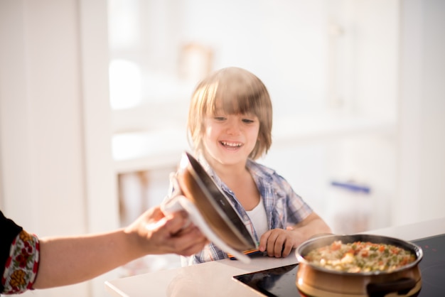 Cute adorável menino na cozinha