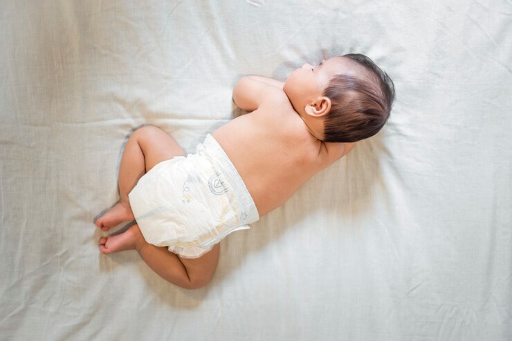 Cute bebê recém-nascido está dormindo na cama branca