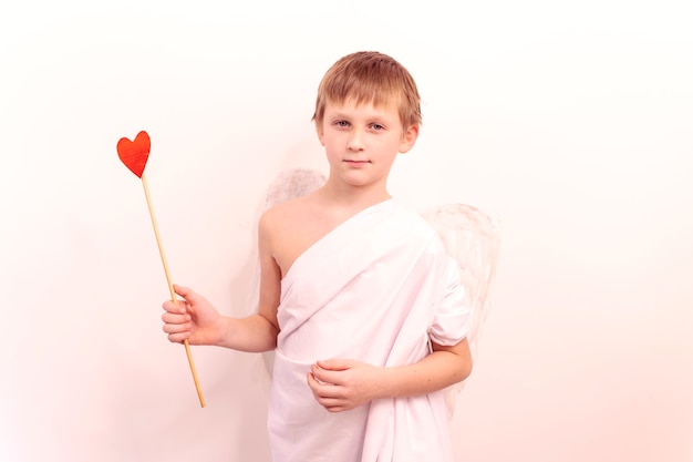 Cute Boy Cupid apunta a los amantes con arco y flecha. ángel en el cielo felicita a San Valentín