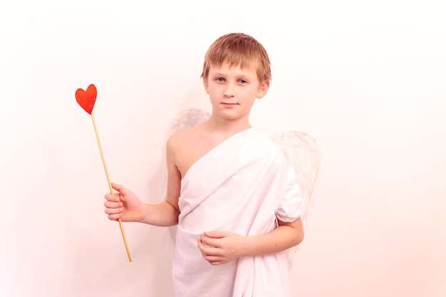 Cute Boy Cupid zielt auf Liebhaber von Pfeil und Bogen. Engel im Himmel gratuliert zum Valentinstag