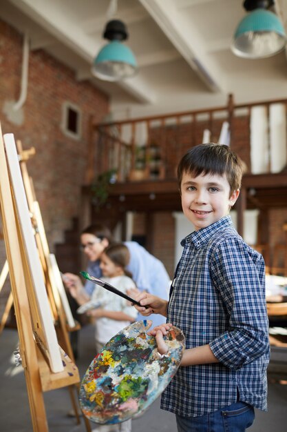 Cute Boy Painting en el caballete