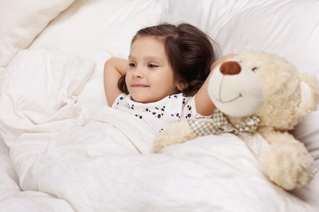 Cute, criança pequena, menina, acorda, de, sono
