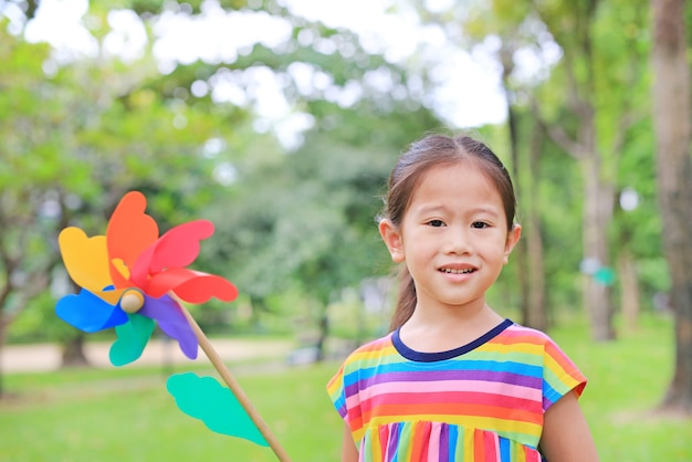 Cute, criança pequena, menina, com, areje turbina, jardim