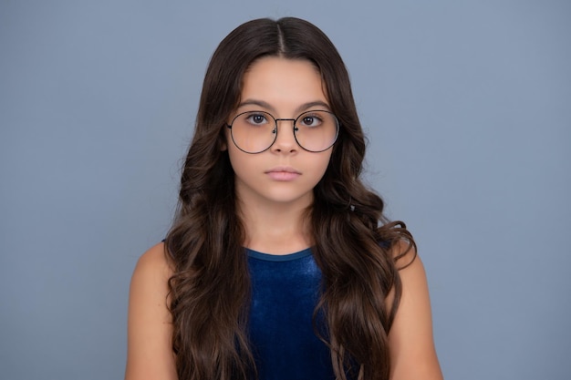 Cute junge Teenager-Mädchen vor einem isolierten Hintergrund Studioportrait ziemlich schönes Kind