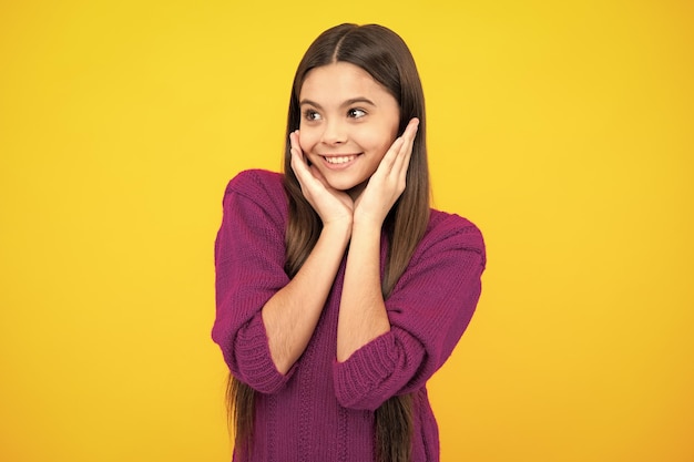 Cute junge Teenager-Mädchen vor einem isolierten Hintergrund Studioportrait ziemlich schönes Kind