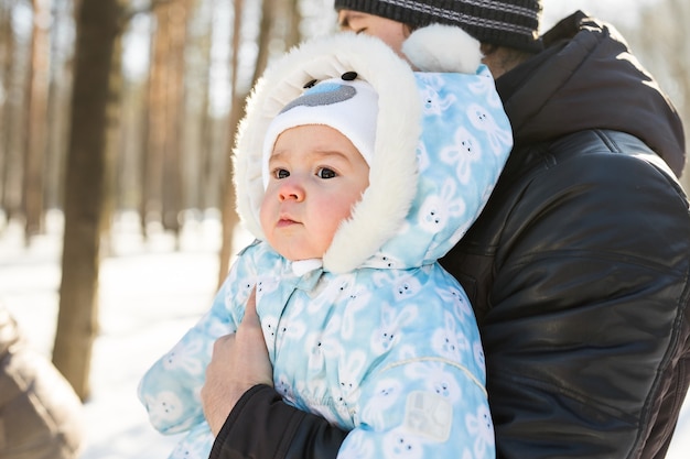 Cute Little Baby Boy en el fondo de invierno