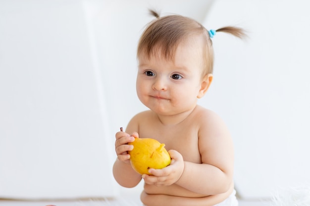 Cute Little Baby Girl comiendo frutas