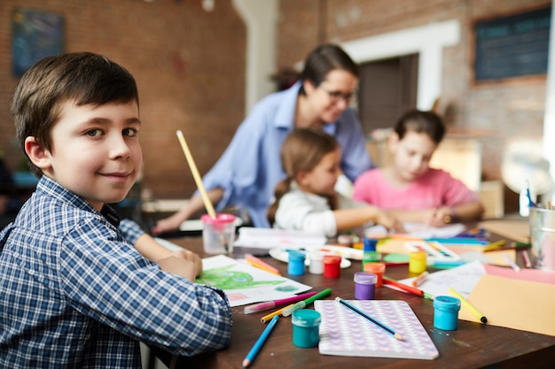 Cute Little Boy en clase de arte