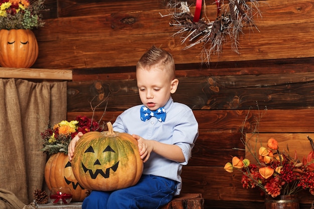 Cute Little Boy divirtiéndose en decoraciones de Halloween