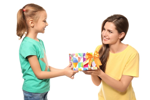 Cute Little Girl dando presente a su madre sobre fondo blanco.