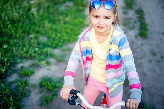 Cute Little Girl pasar ocio con su bicicleta