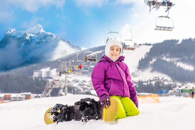 Cute Little Girl Snowboard en la estación de esquí en un día soleado de invierno. Montañas del Cáucaso. Mount Hood Meadows Oregón