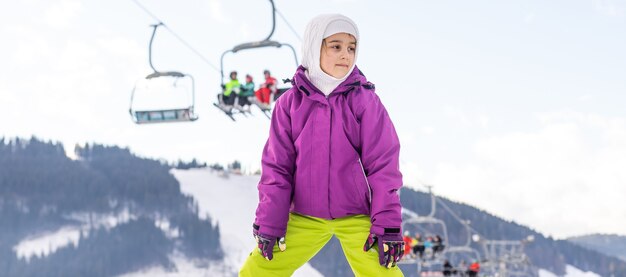 Cute Little Girl Snowboard en la estación de esquí en un día soleado de invierno. Montañas del Cáucaso. Mount Hood Meadows Oregón