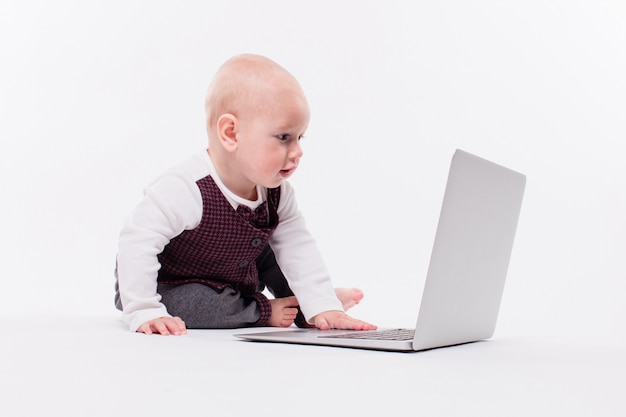 Cute, menino bebê, sentando, com, laptop