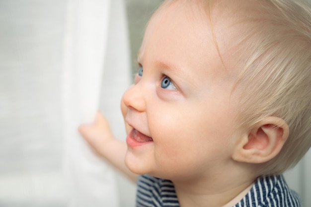 Cute menino com olhos azuis retrato