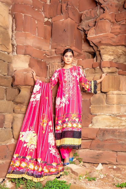 Foto cute model girl trägt rosa traditionelle shalwar kameez an einem alten ort für ein mode-shoot